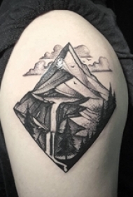 纹身风景 男生大臂上黑色的风景纹身图片