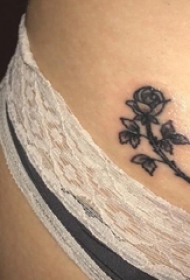 纹身 小玫瑰 女生腹部黑色的玫瑰花纹身图片