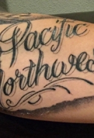 花体英文纹身 男生手臂上花体英文纹身图片