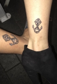 情侣小清新纹身 情侣脚踝上黑色的船锚纹身图片