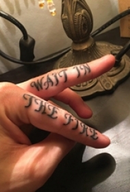 花体英文纹身 男生手指上花体英文纹身图片