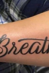 男生手臂上黑色简单抽象线条英文单词纹身图片