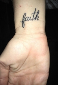 女生纹身手腕 女生手腕上黑色的英文纹身图片