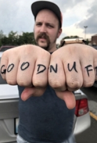 手指字母纹身 男生手指上个性的字母纹身图片