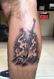 小腿对称纹身 男生小腿上火焰和剑纹身图片