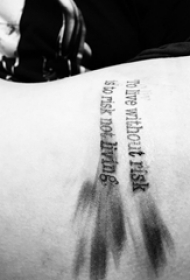 纹身黑色 男生大腿上黑色的英文纹身图片