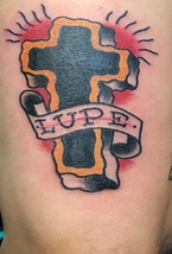 纹身小十字架 男生手臂上英文和十字架纹身图片