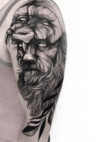 双大臂纹身 男生大臂上面具和人物肖像纹身图片