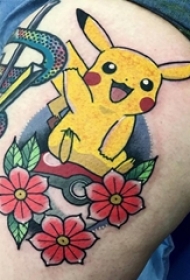 纹身卡通 女生大腿上花朵和皮卡丘纹身图片