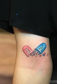 简美彩色手臂纹身