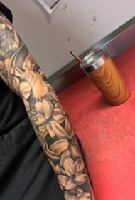 花朵纹身 女生手臂上文艺花朵纹身图片缩略频道推荐图