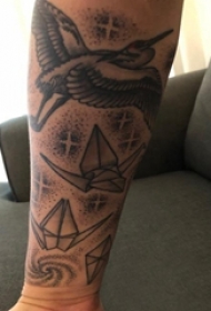纹身黑色 男生手臂上白鹤和千纸鹤纹身图片