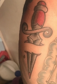欧美匕首纹身 男生腰部欧美匕首纹身图片