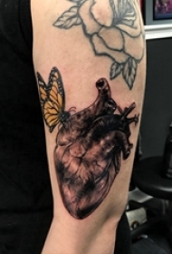 大臂纹身大全图片 男生大臂上蝴蝶和心脏纹身图片