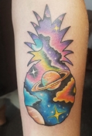 纹身星空 女生手臂上菠萝纹身星空图片