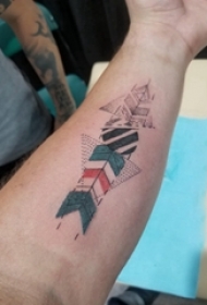 箭头纹身 男生手臂上彩色的箭头纹身图片
