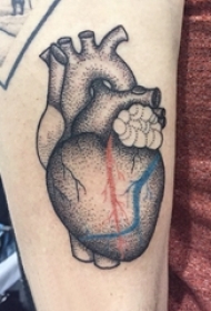 心脏纹身图案 男生手臂上心脏纹身黑色图案