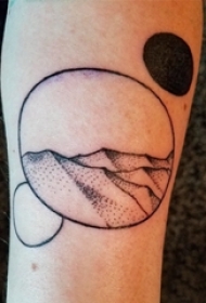 小山峰纹身 男生手臂上小山峰纹身风景图片