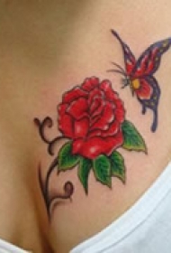 艺术玫瑰胸部纹身