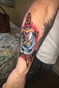 匕首纹身图案 男生手臂上欧美匕首纹身图片