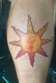 纹身太阳花 男生小腿上彩色的太阳纹身图片