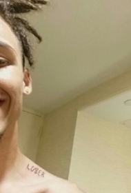 肩膀简约纹身 男生肩部黑色的英文纹身图片