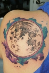 纹身星球 女生后肩上彩色的星球纹身图片