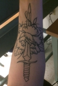 欧美匕首纹身 男生手臂上欧美匕首纹身花朵图案