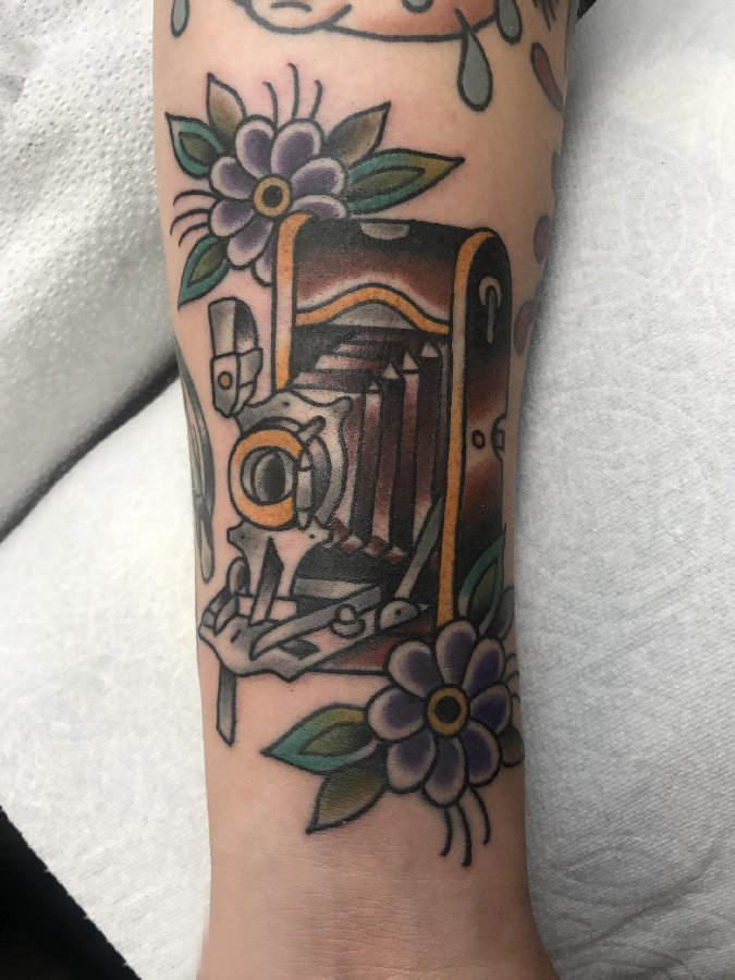 手臂纹身素材 男生手臂上花朵和照相机纹身图片