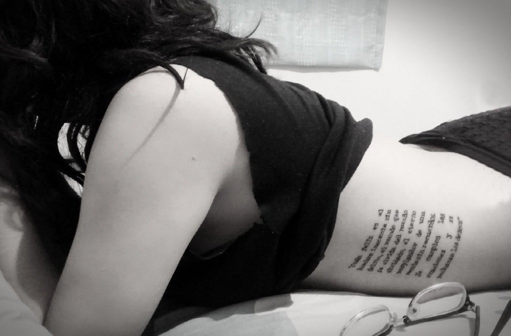 侧腰纹身图 女生侧腰上黑色的花体英文纹身图片