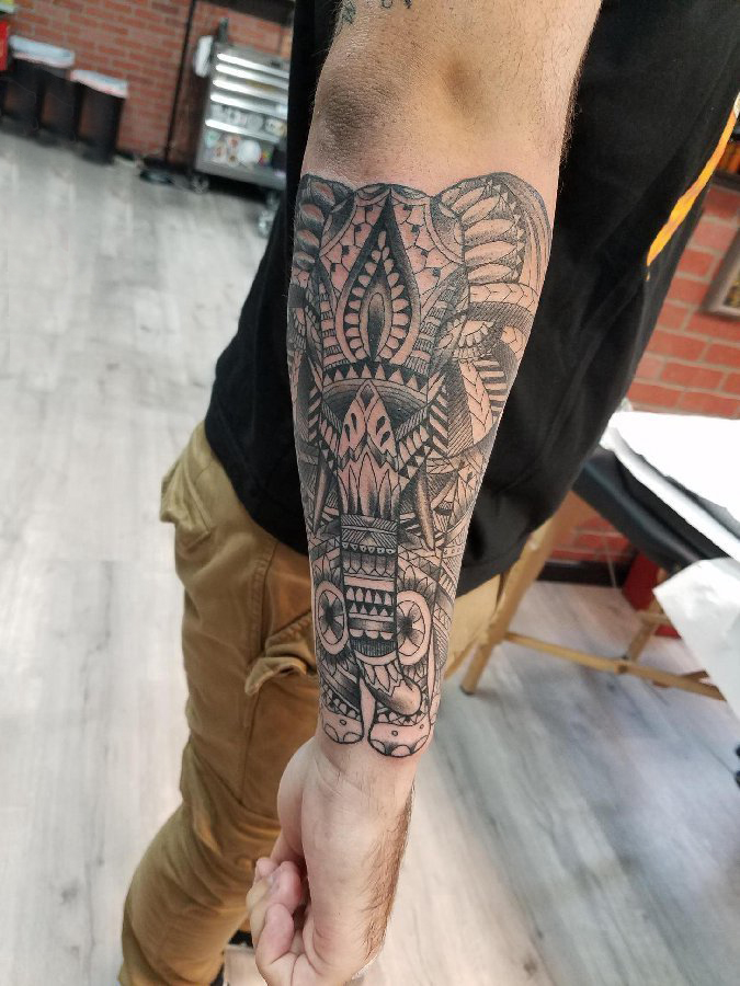 大象纹身 男生手臂上黑色的大象纹身图片