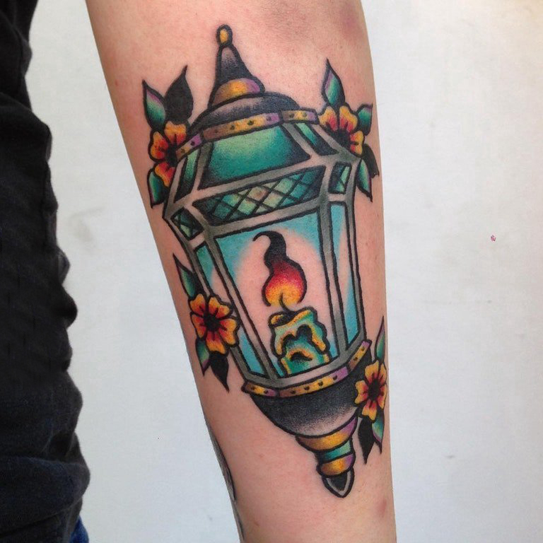 手臂纹身素材 男生手臂上花朵和灯纹身图片