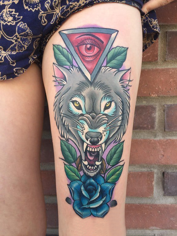 大腿纹身传统 女生大腿上狼头和玫瑰纹身图片
