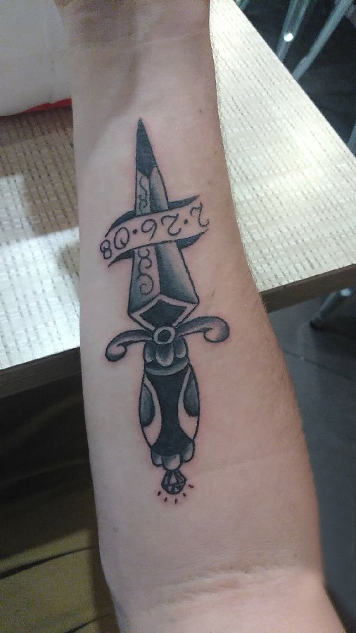 点刺纹身技巧 男生手臂上数字和匕首纹身图片