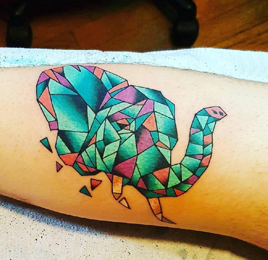 几何动物纹身 男生手臂上彩色的大象纹身图片