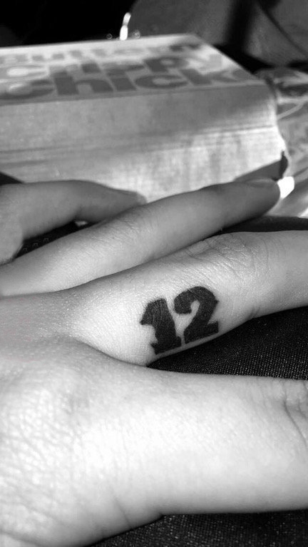 纹身数字 女生手指上黑色纹身数字图片