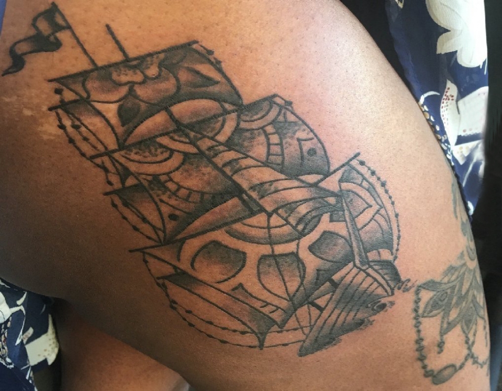 纹身小帆船 女生大腿上黑灰纹身小帆船图片