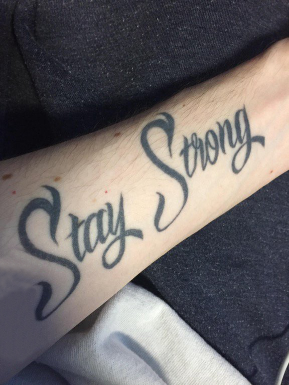 花体英文纹身 男生手臂上花体英文纹身素描图片