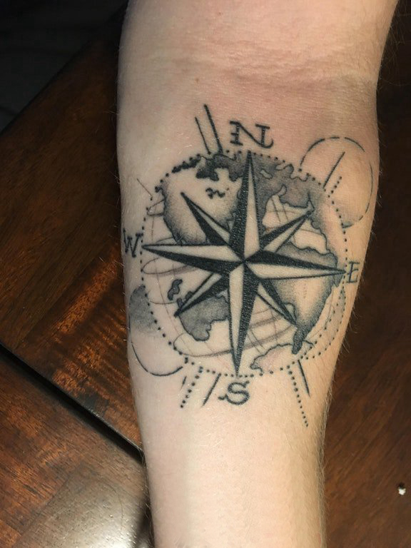 纹身指南针 男生手臂上黑灰纹身指南针图片