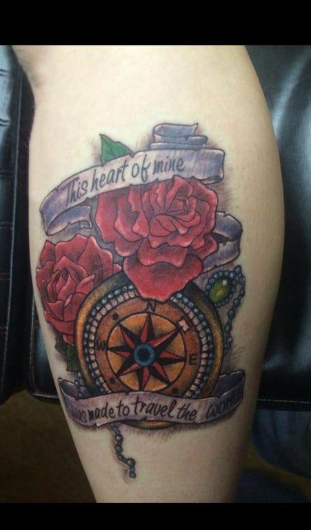 纹身指南针 女生小腿上花朵纹身指南针图片