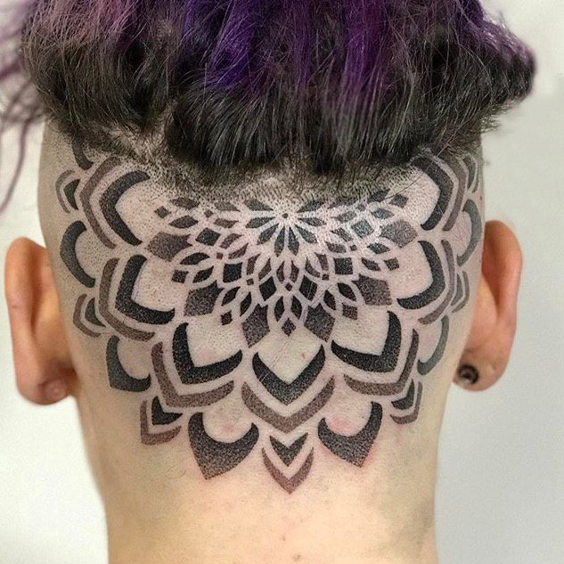 头部纹身图案 男生头部黑色的花朵纹身图片