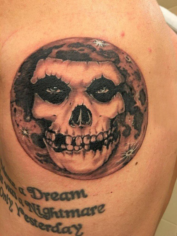 纹身骷髅头  男生脚部骷髅纹身图片