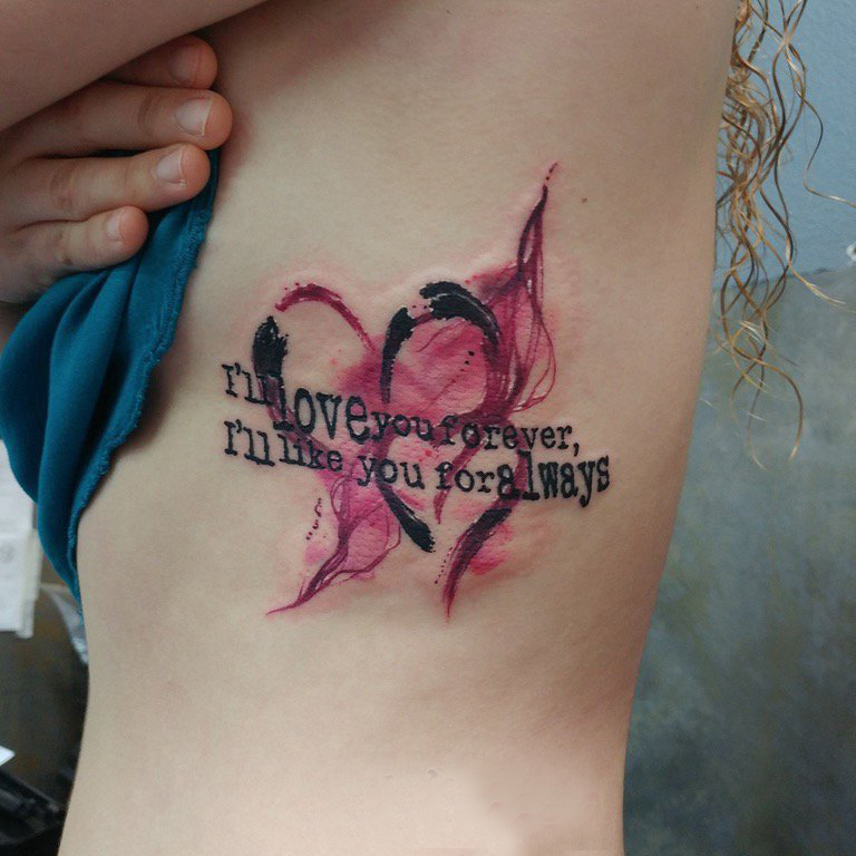 侧腰纹身图 女生侧腰上心形和英文纹身图片