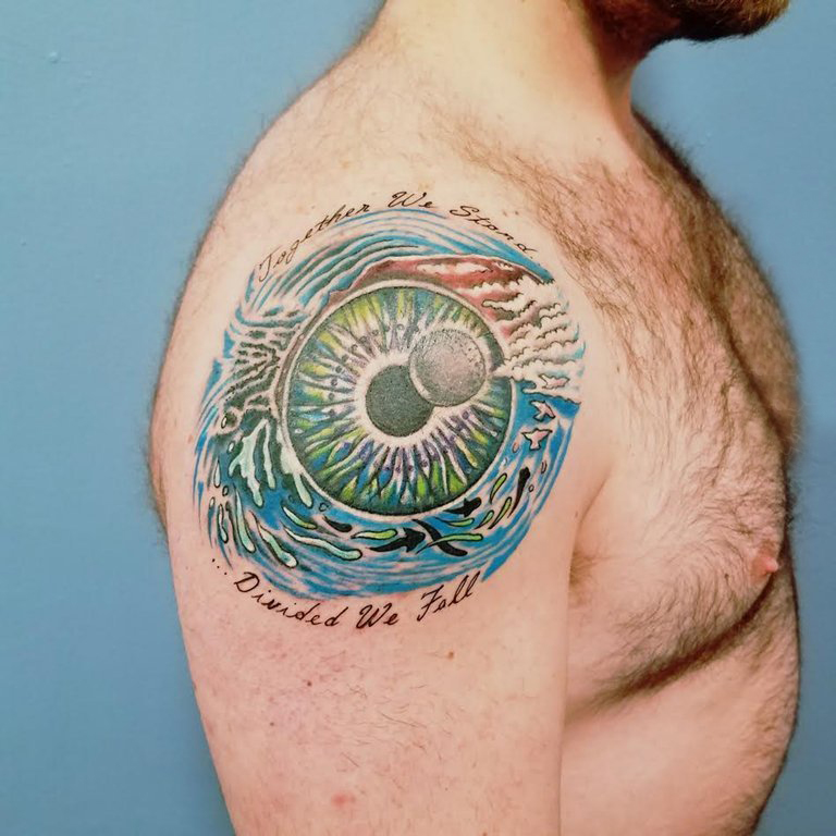 大臂纹身大全图片 男生大臂上彩色的眼睛纹身图片