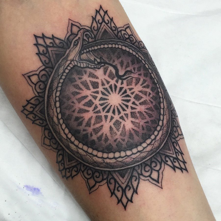 小动物纹身 男生手臂上黑色的蛇纹身图片