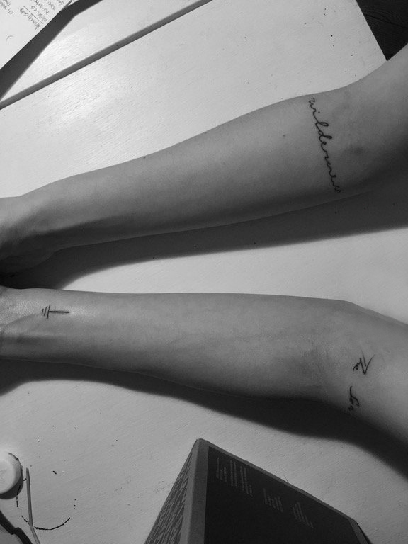 小清新文艺纹身 女生手臂上简单线条纹身图片