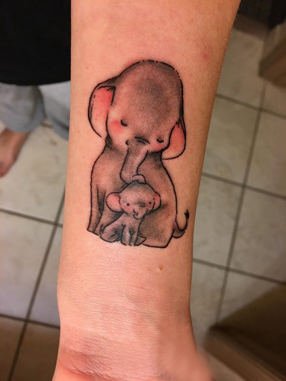 百乐动物纹身 男生手臂上彩色的象纹身图片