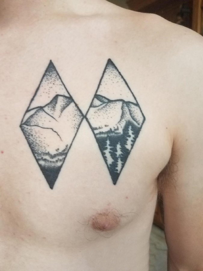 小山峰纹身 男生胸部上小山峰纹身图案