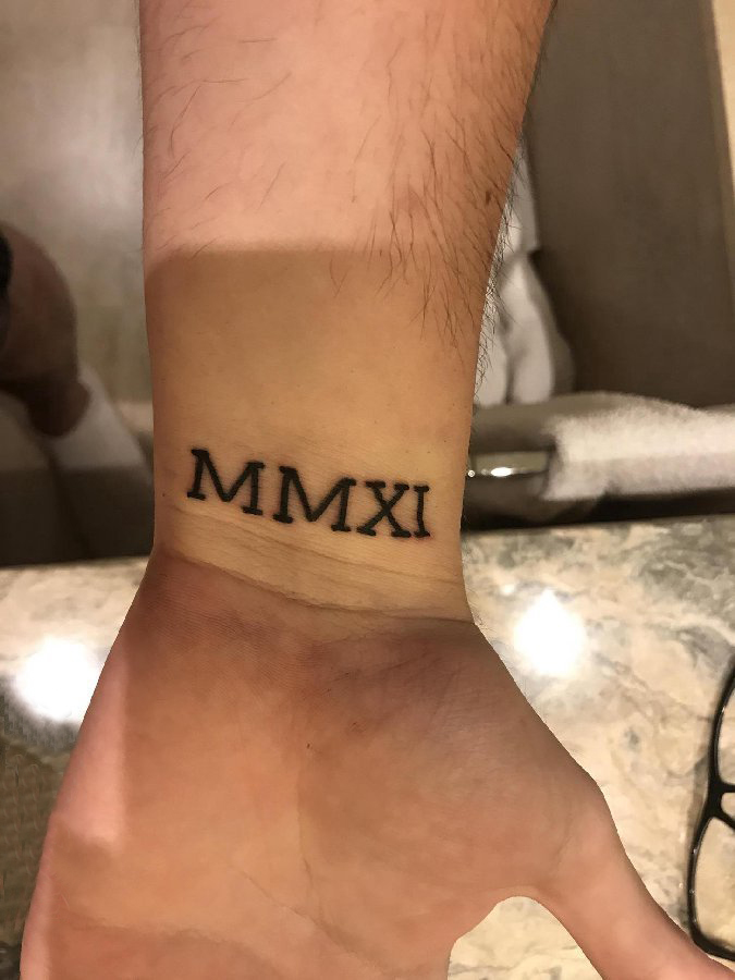 花体英文纹身 男生手腕上花体英文纹身黑色纹身图片