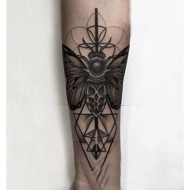 精致的漂亮蛾纹身图案